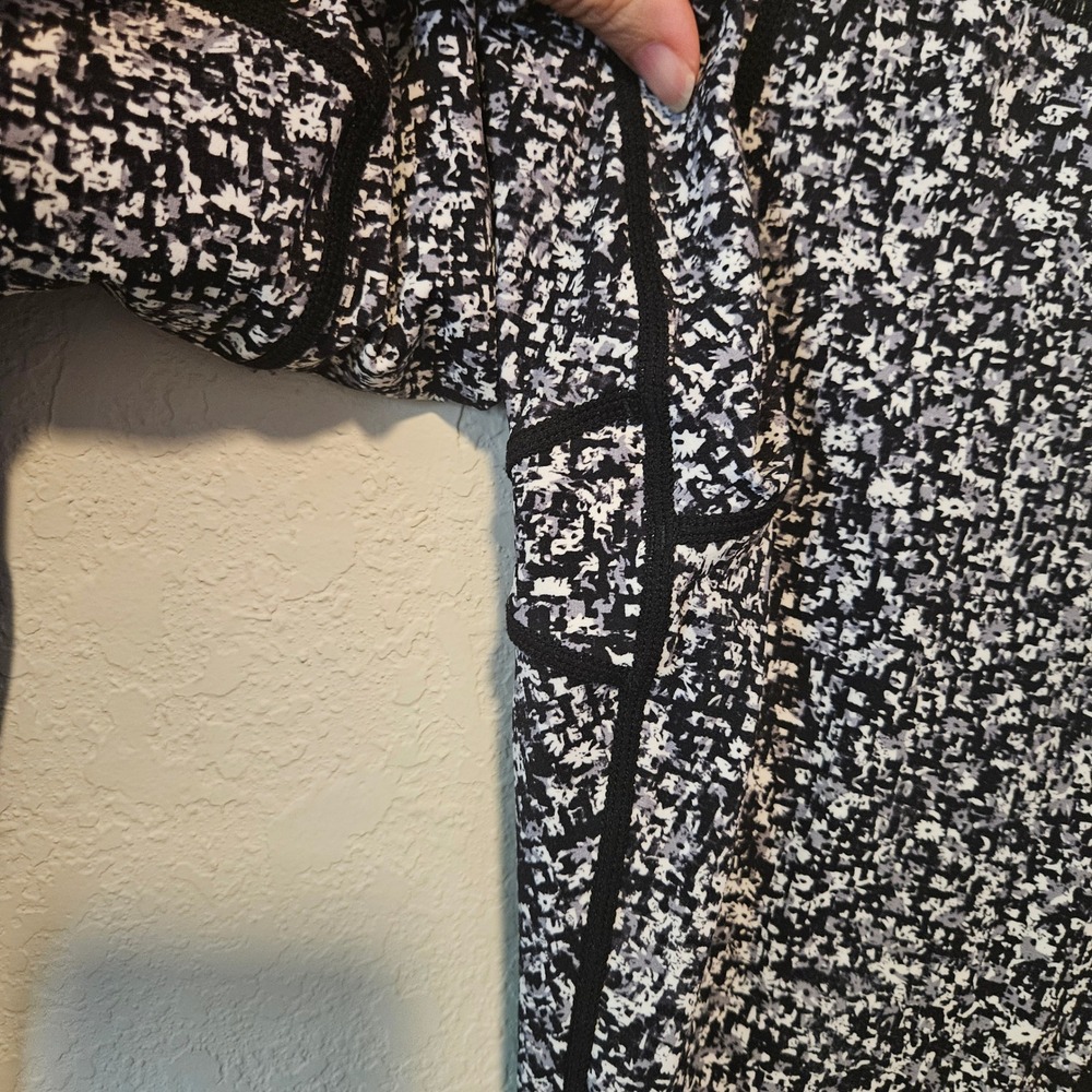Zyia Active Black White Floral Pixelated Print Leggings with Pockets Size 12 - Picture 5 of 9